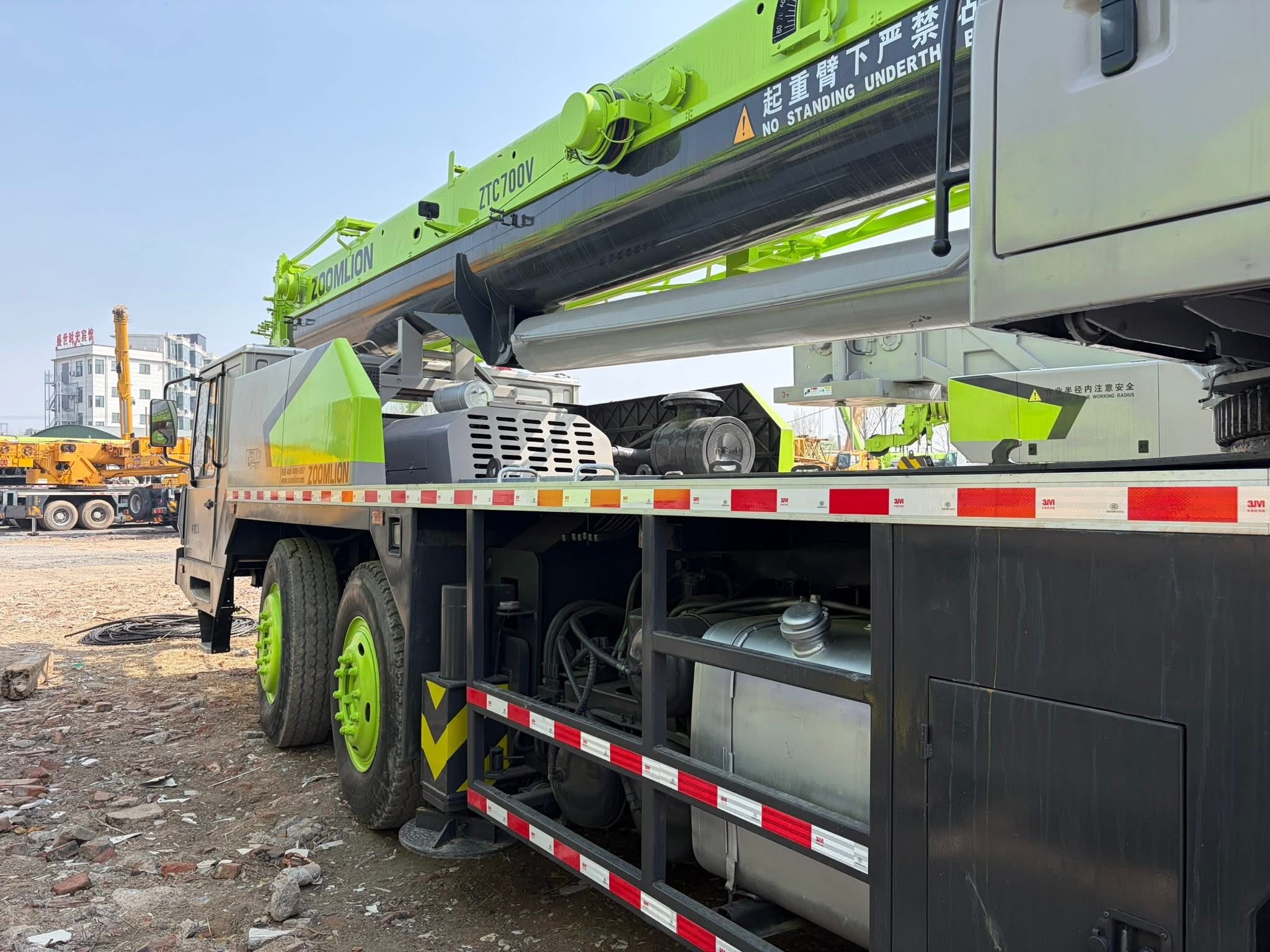 Grue sur camion Zoomlion ZTC700 de 70 tonnes : capacité de levage élevée et grande portée 7