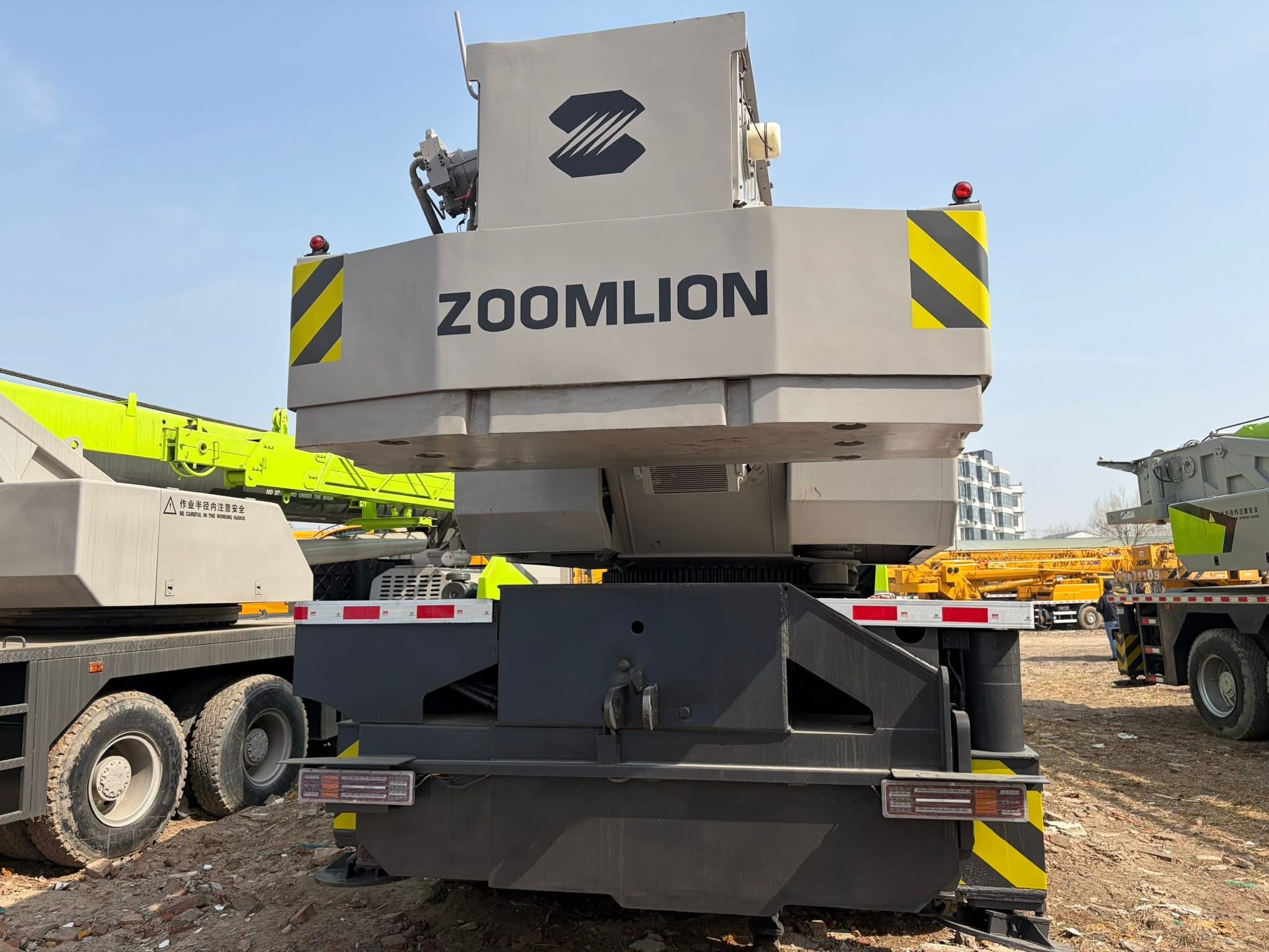 Grue sur camion Zoomlion ZTC700 de 70 tonnes : capacité de levage élevée et grande portée 6
