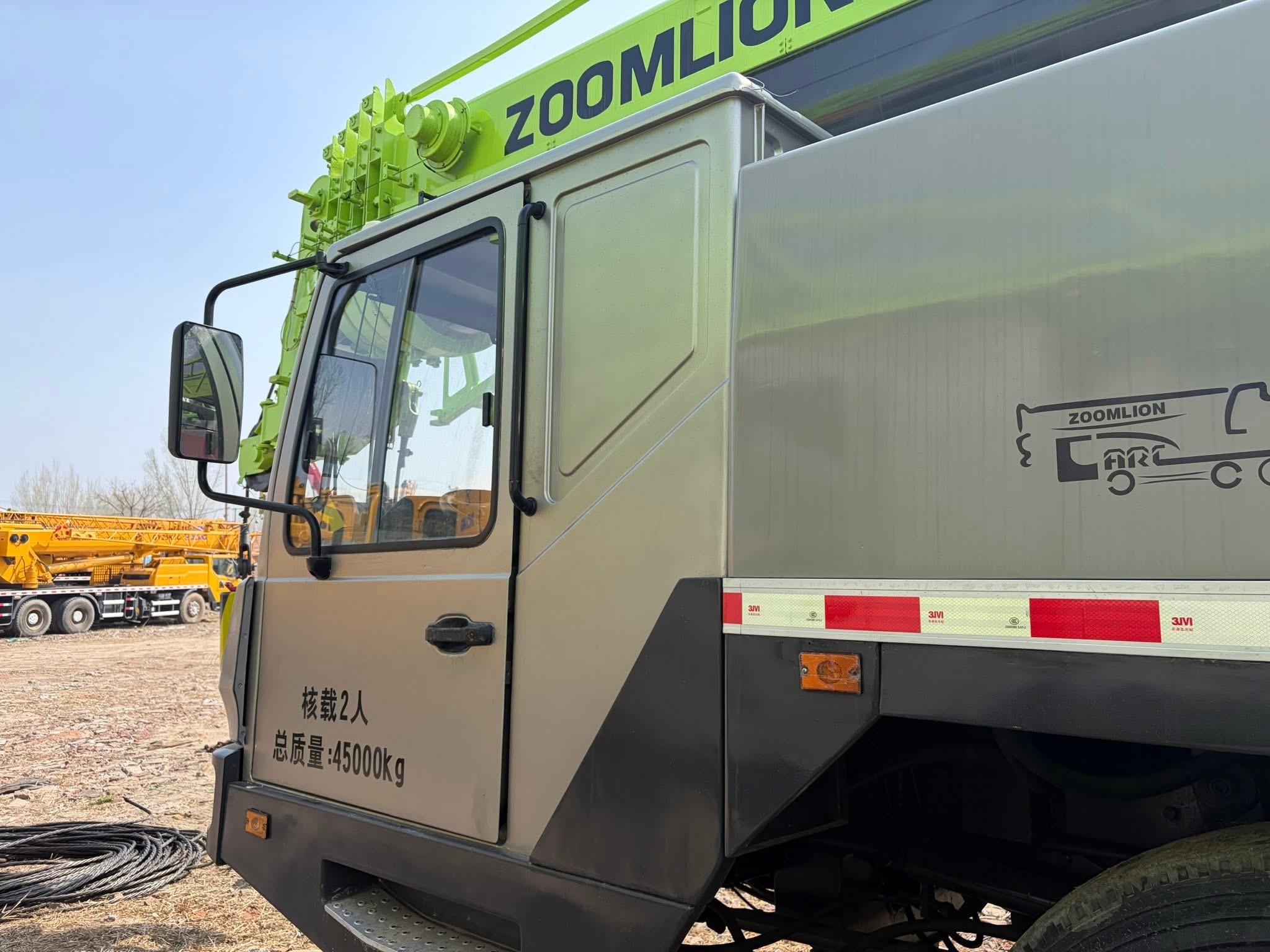 Grue sur camion Zoomlion ZTC700 de 70 tonnes : capacité de levage élevée et grande portée 5