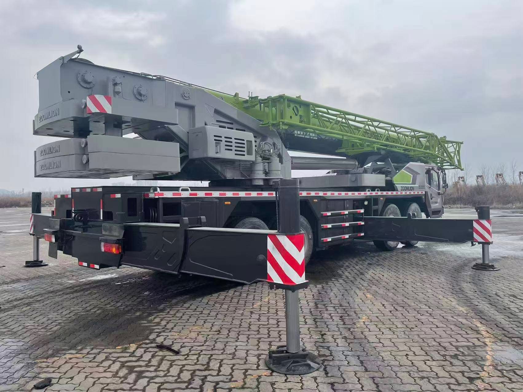 Grue Zoomlion de 80 tonnes pour projets de construction et de ponts 3