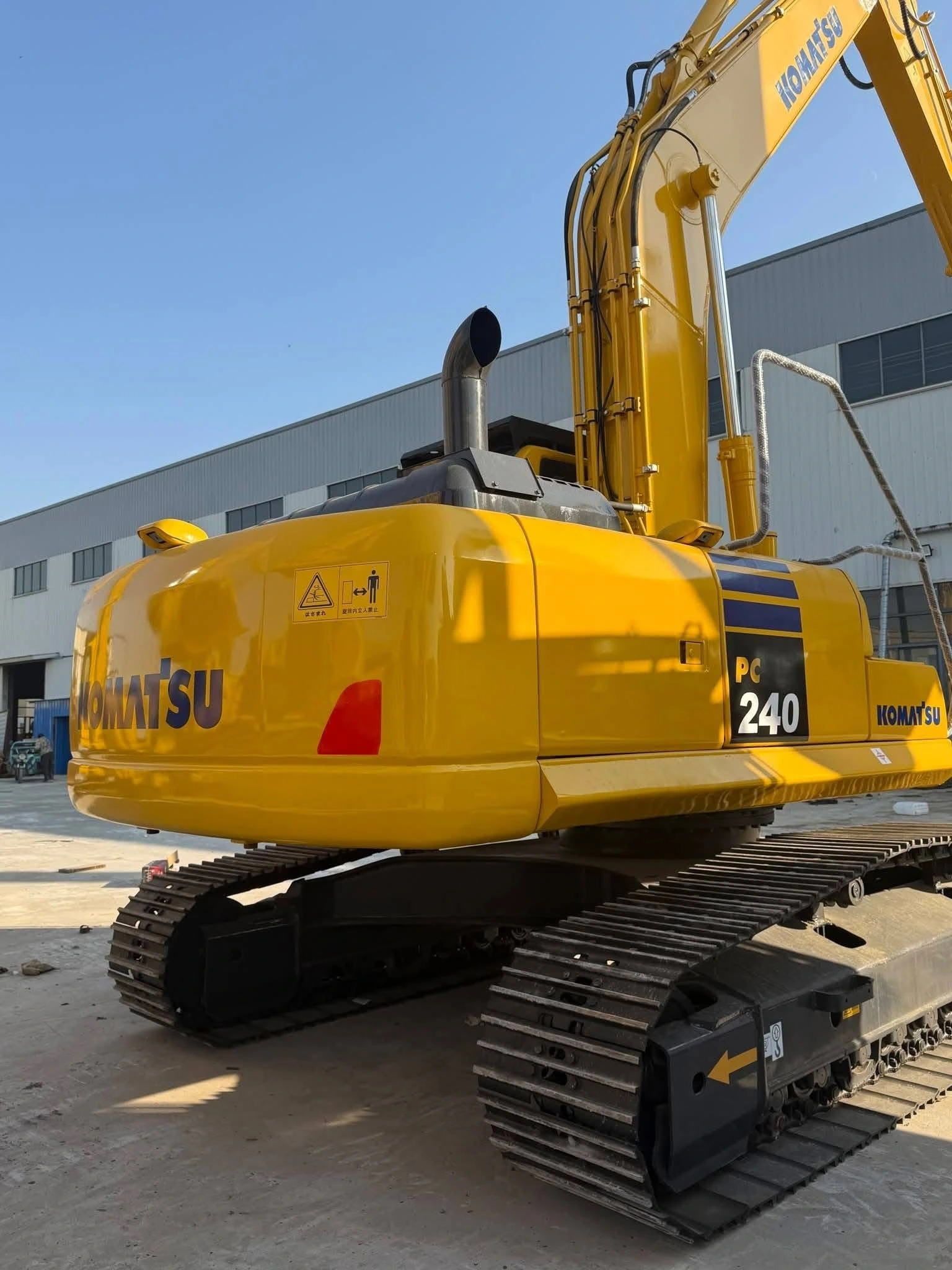 Excavadora Komatsu PC240-11M0 de 24 toneladas: Potente y de bajo consumo de combustible. 1