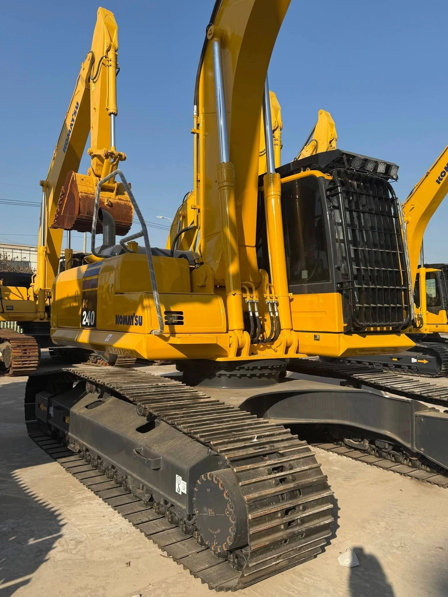 Excavadora de orugas Komatsu PC240 para construcción y movimiento de tierras. 1