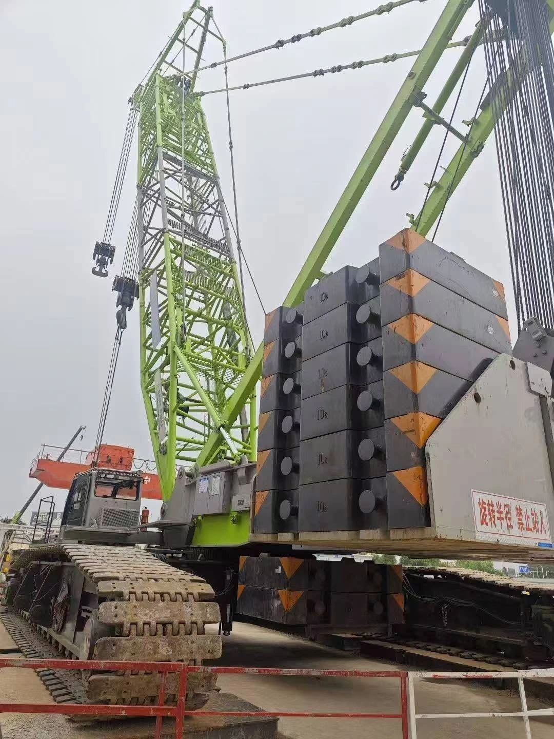 Cần cẩu bánh xích Zoomlion ZCC5800 500 tấn – Khả năng nâng siêu mạnh và cấu hình đa năng 1