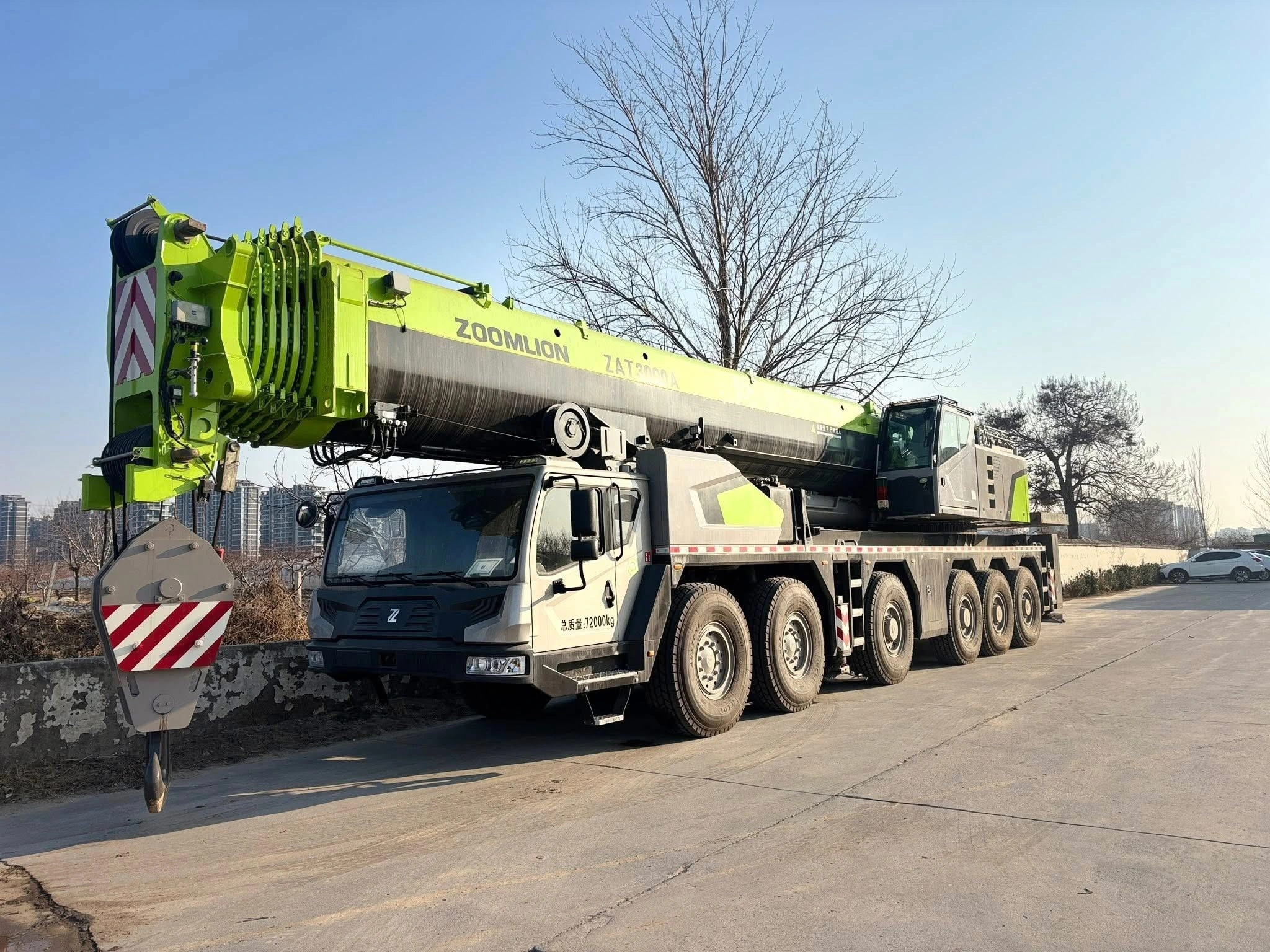 Zoomlion ZAT3000 de 300 toneladas – Controle de precisão para içamentos complexos 1