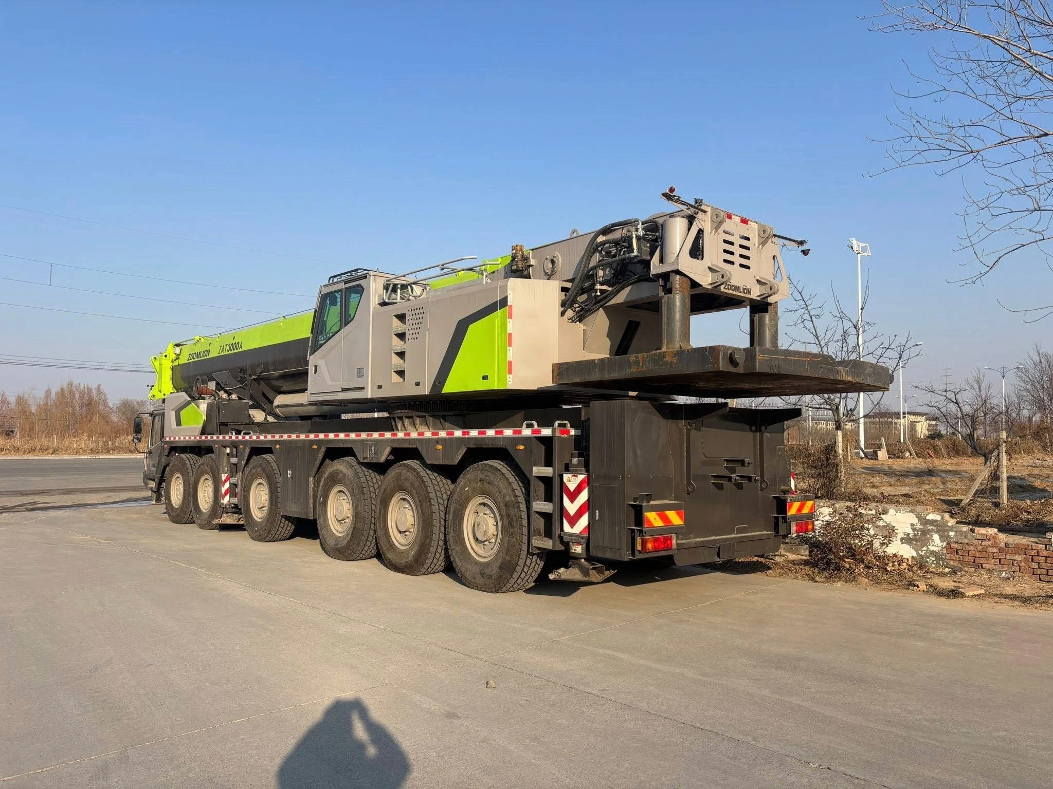 Guindaste todo-terreno Zoomlion ZAT3000 de 300 toneladas – Superlift e configuração versátil 1