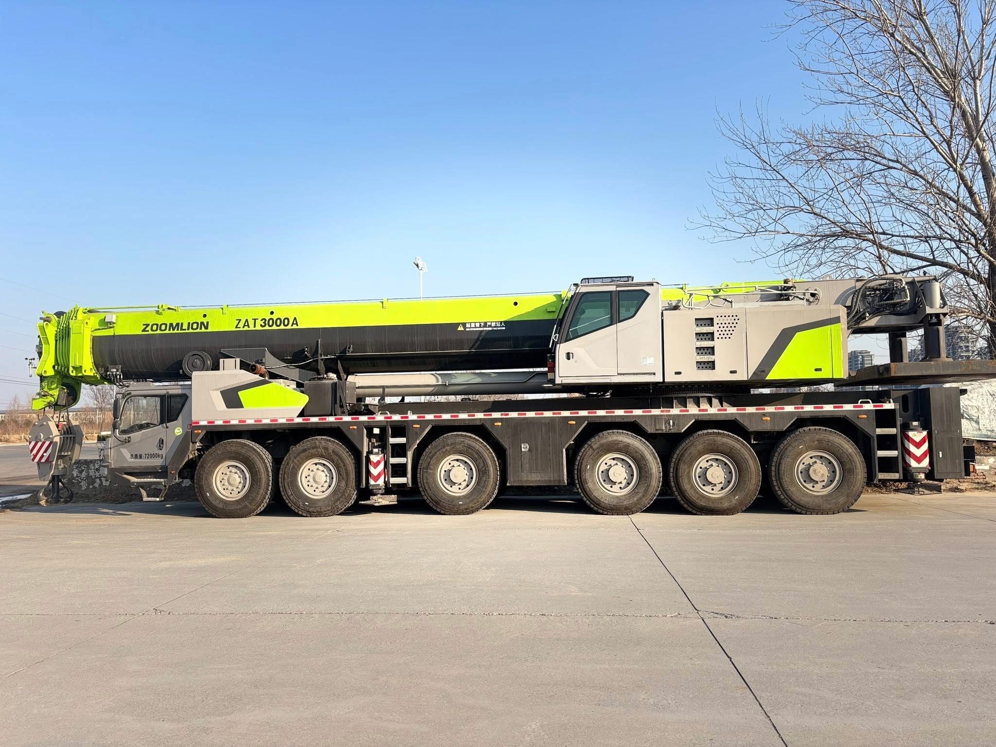 Grue tout-terrain Zoomlion ZAT3000 de 300 tonnes – Superlift et configuration polyvalente 3