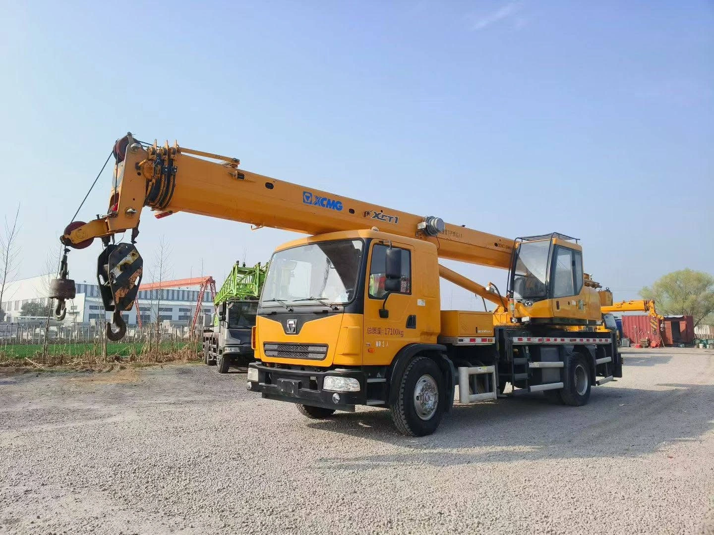 Автокран XCMG с телескопической стрелой, грузоподъемностью 12 тонн: высокая эффективность и устойчивость. 1