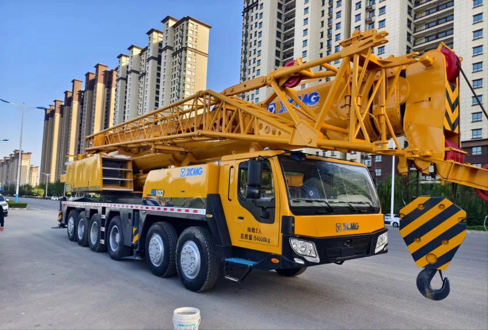 Guindaste móvel XCMG QY100T de 100 toneladas para projetos de pontes e energia eólica. 1