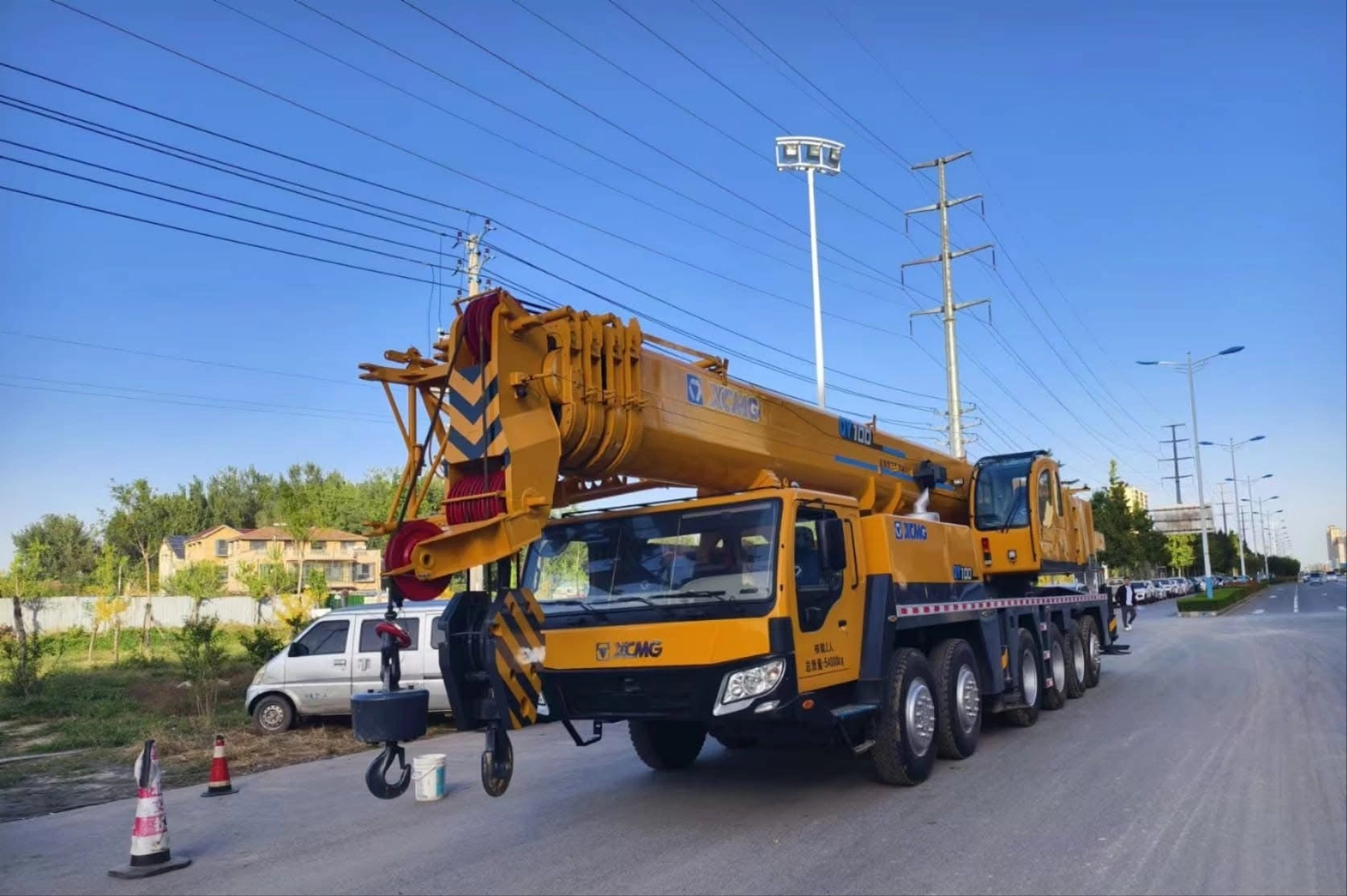 Guindaste sobre caminhão XCMG QY100T de 100 toneladas para serviço pesado à venda 1