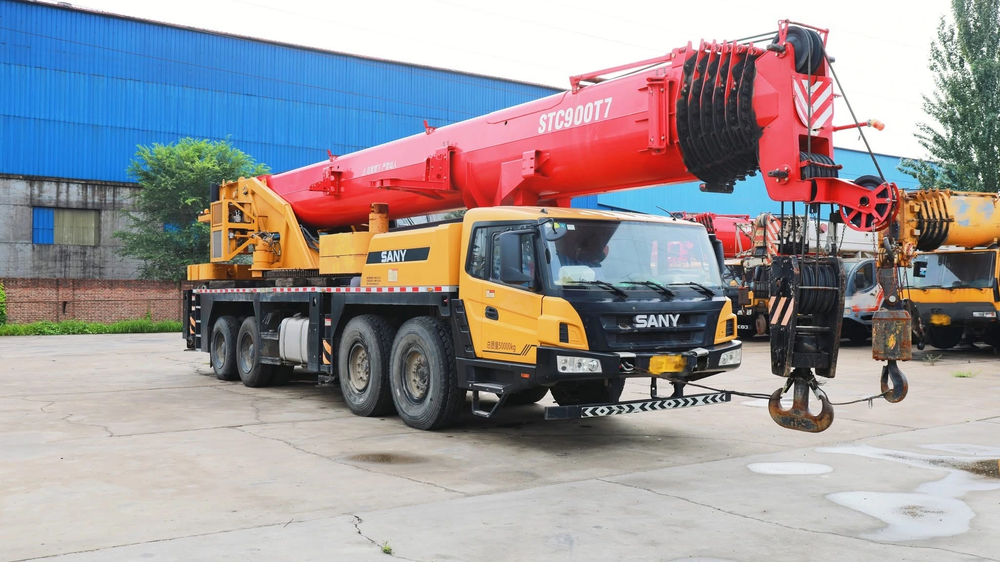 Автокран SANY STC900T7 грузоподъемностью 90 тонн – мощная подъемная машина. 1