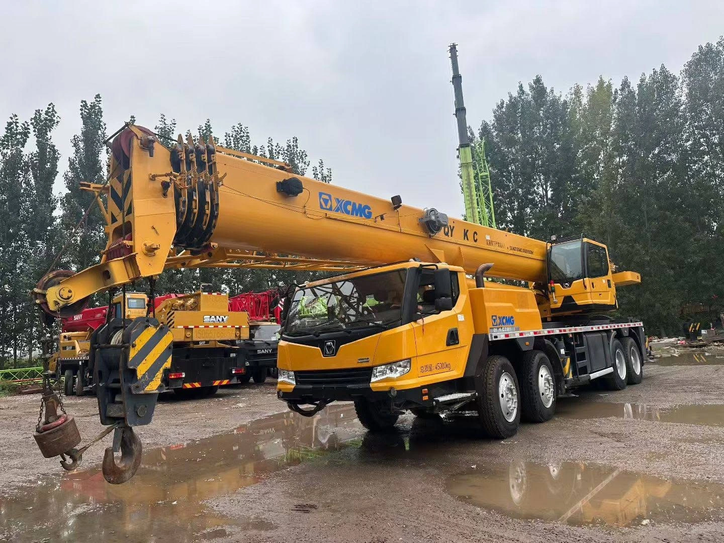 55-тонный кран XCMG QY55KC с 44,5-метровой пятисекционной U-образной стрелой. 1