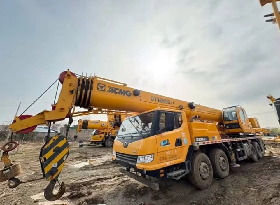Grúa XCMG QY50K5D de 50 toneladas, duradera y de alta resistencia, para proyectos de construcción globales. 1