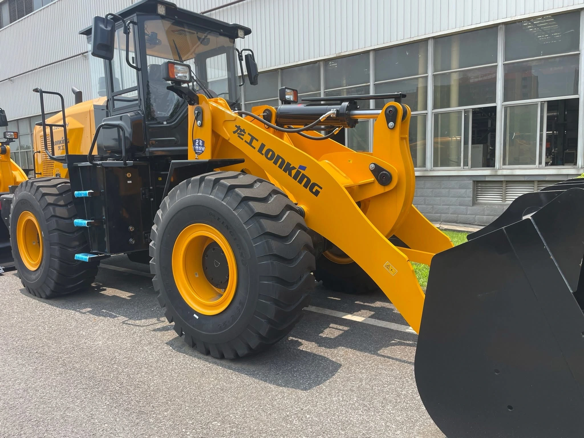 Loader Lonking LG855H 5 Ton dengan Bucket 2,8m³ &amp; Daya Hancur Tinggi 1