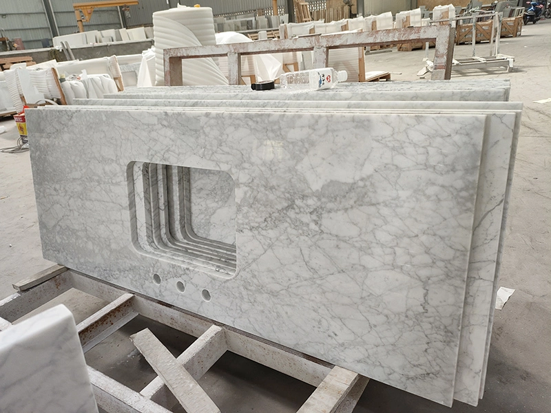 Столешница из белого мрамора Bianco Carrara с одинарной прямоугольной раковиной для украшения кухни 1
