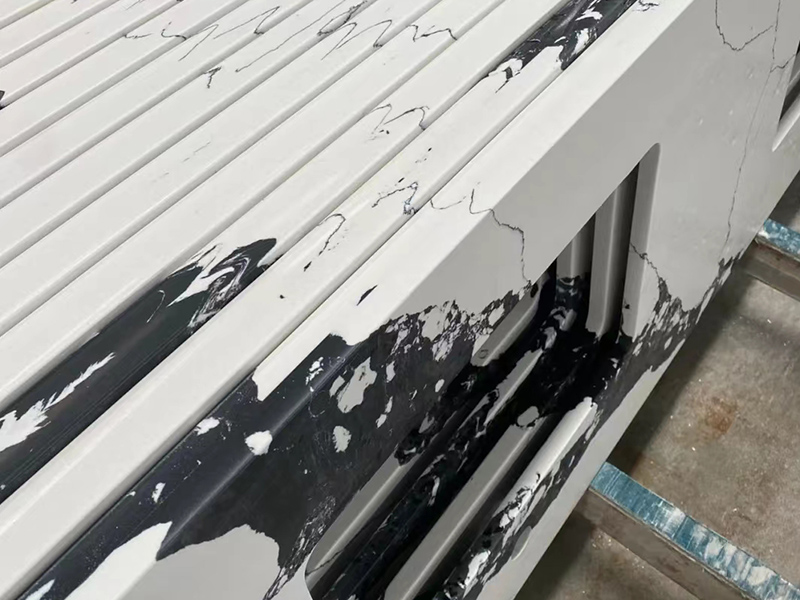 Partes superiores brancas da vaidade de quartzo da panda com o dissipador do retângulo para a decoração do banheiro 2