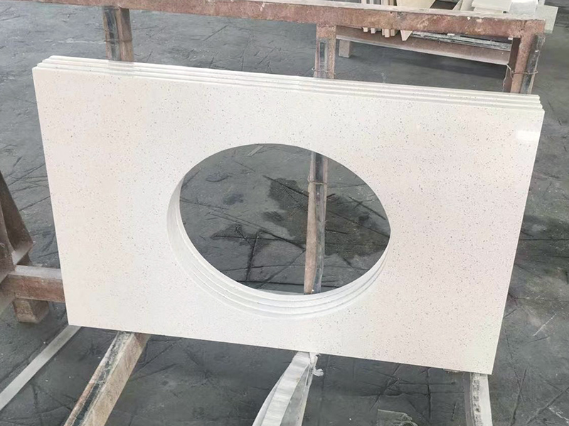 Bancada de quartzo branco de grão pequeno com pia oval única para decoração de banheiro 1