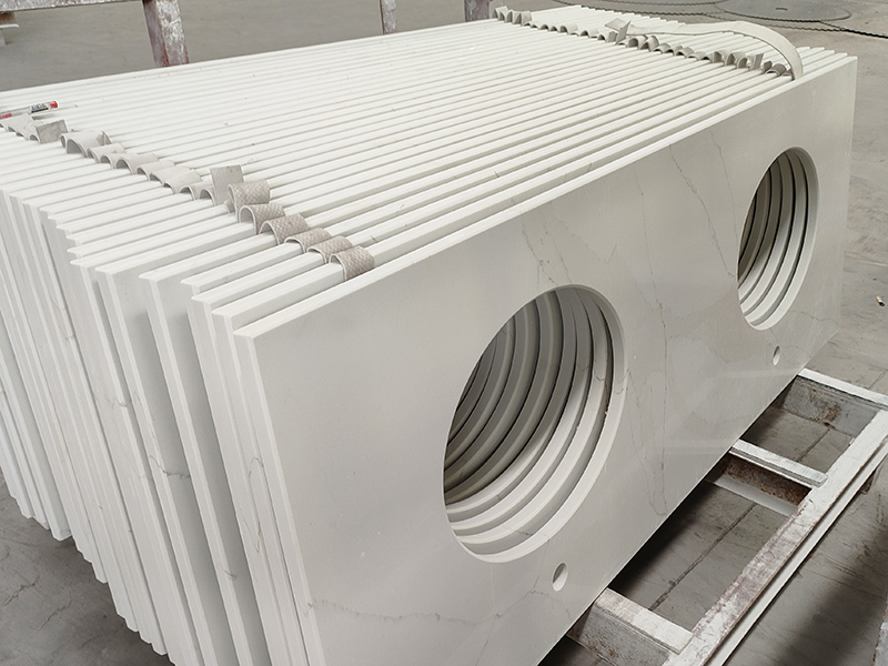 Bancada de quartzo artificial branco Calacatta com pias duplas ovais para decoração de banheiro 1
