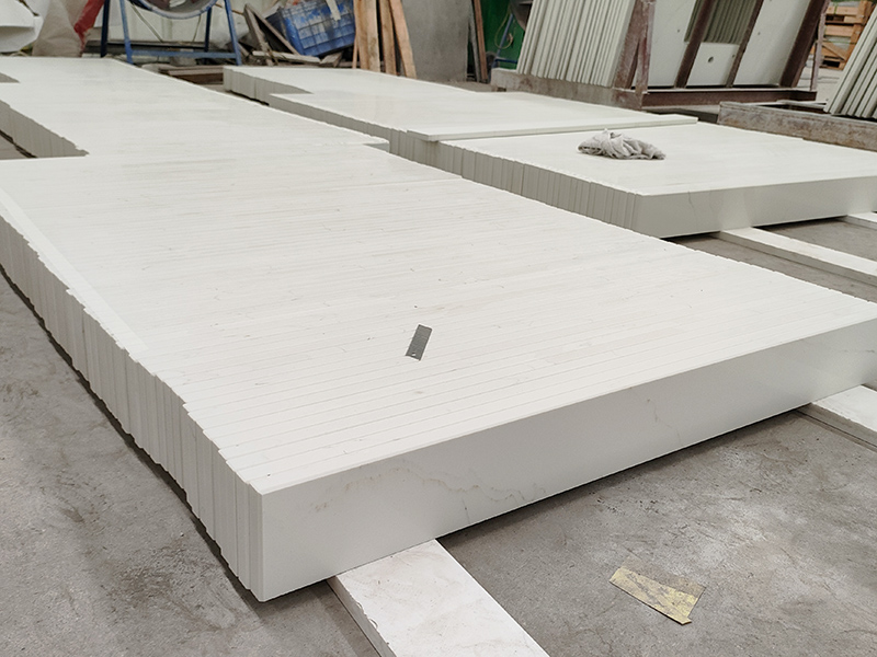 Bancada de quartzo artificial branco Calacatta com pias duplas ovais para decoração de banheiro 5