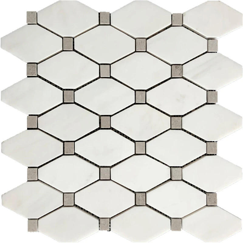 Laternenförmiges Mosaik aus weißem Marmor für die Rückwandgestaltung im Badezimmer 1