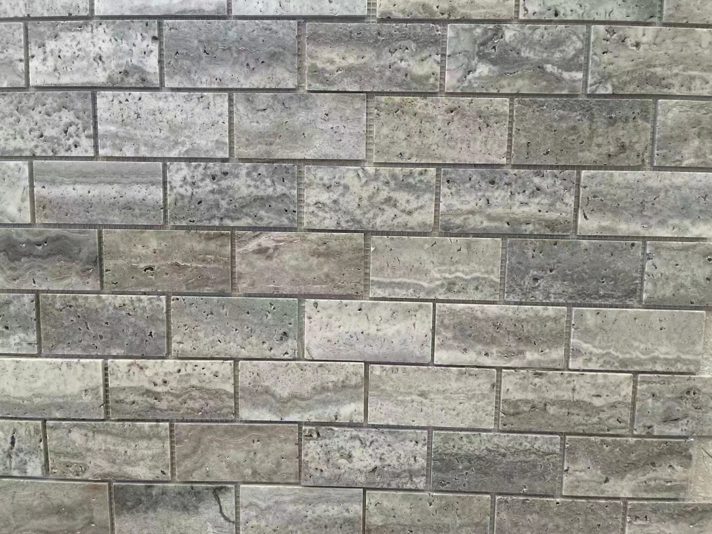 Patrón de mosaico de mármol beige clásico travertino para diseño de baño 4