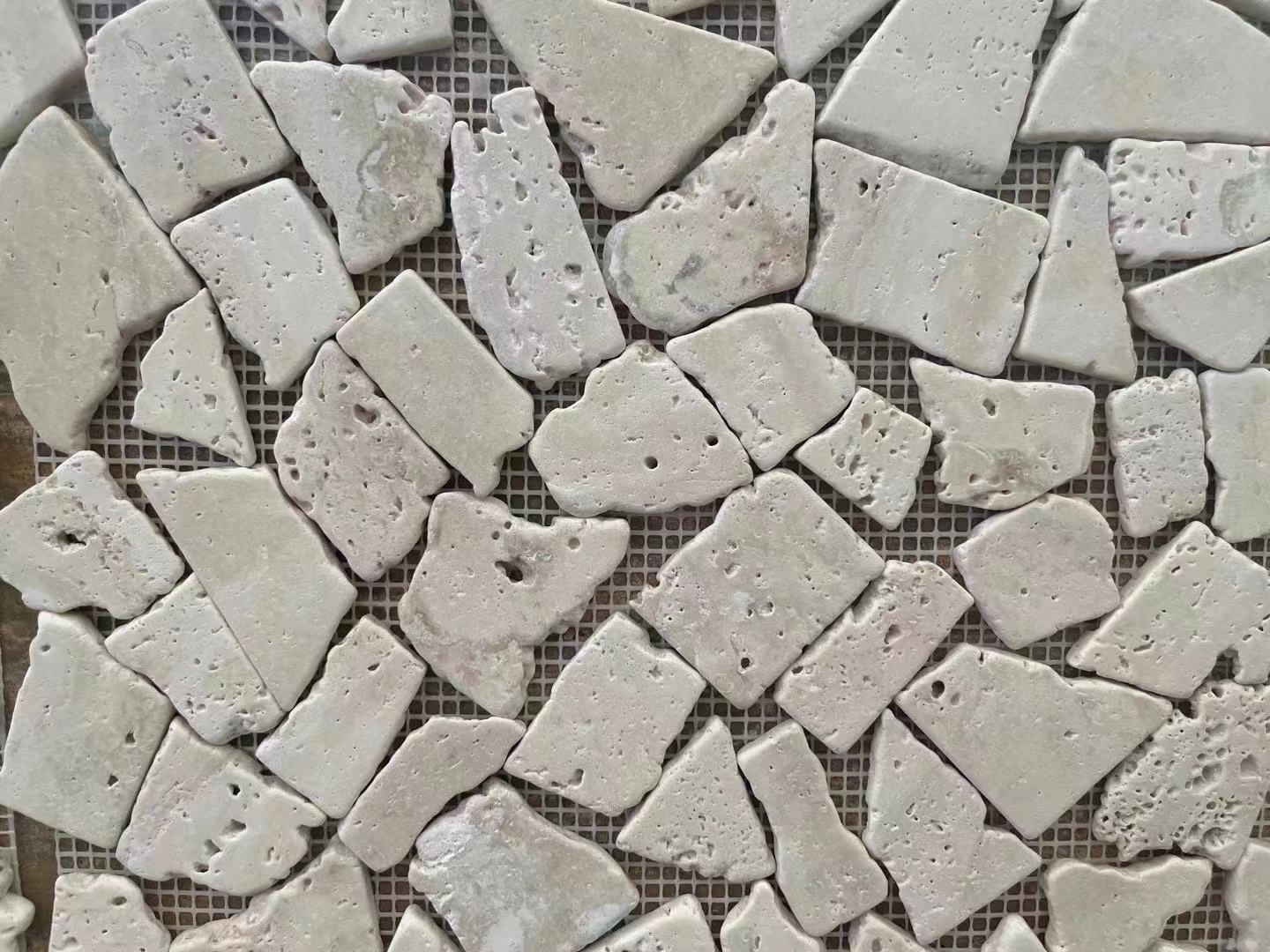 Patrón de mosaico de mármol beige clásico travertino para diseño de baño 3