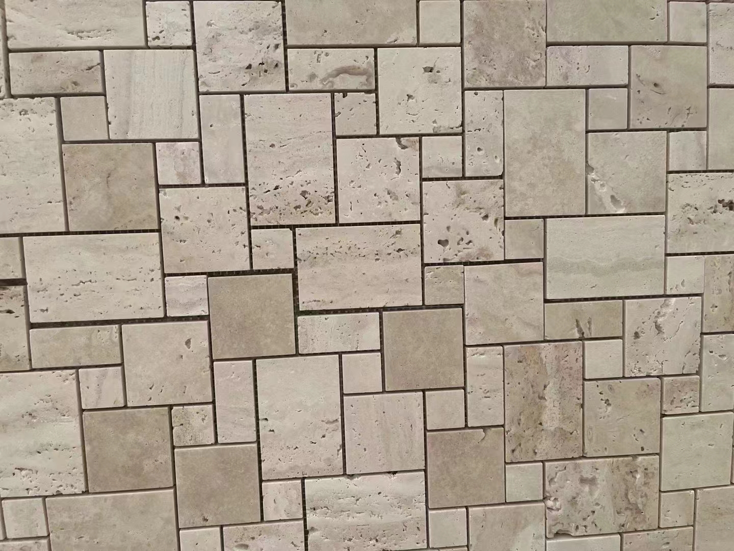 Patrón de mosaico de mármol beige clásico travertino para diseño de baño 2