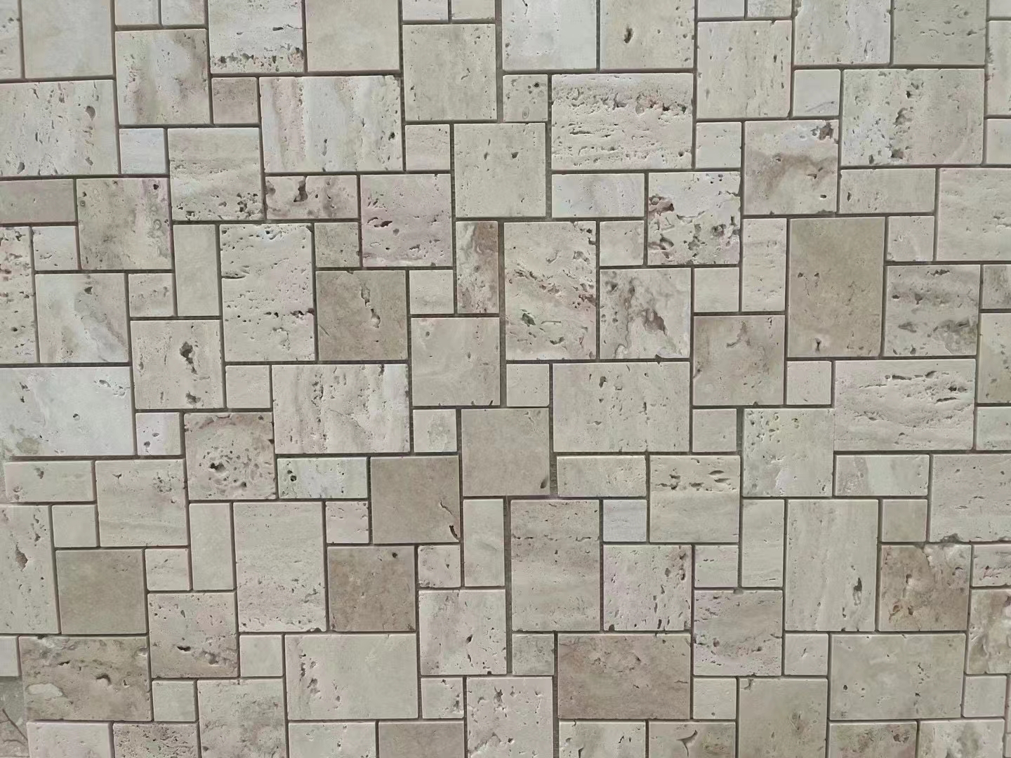 Patrón de mosaico de mármol beige clásico travertino para diseño de baño 1