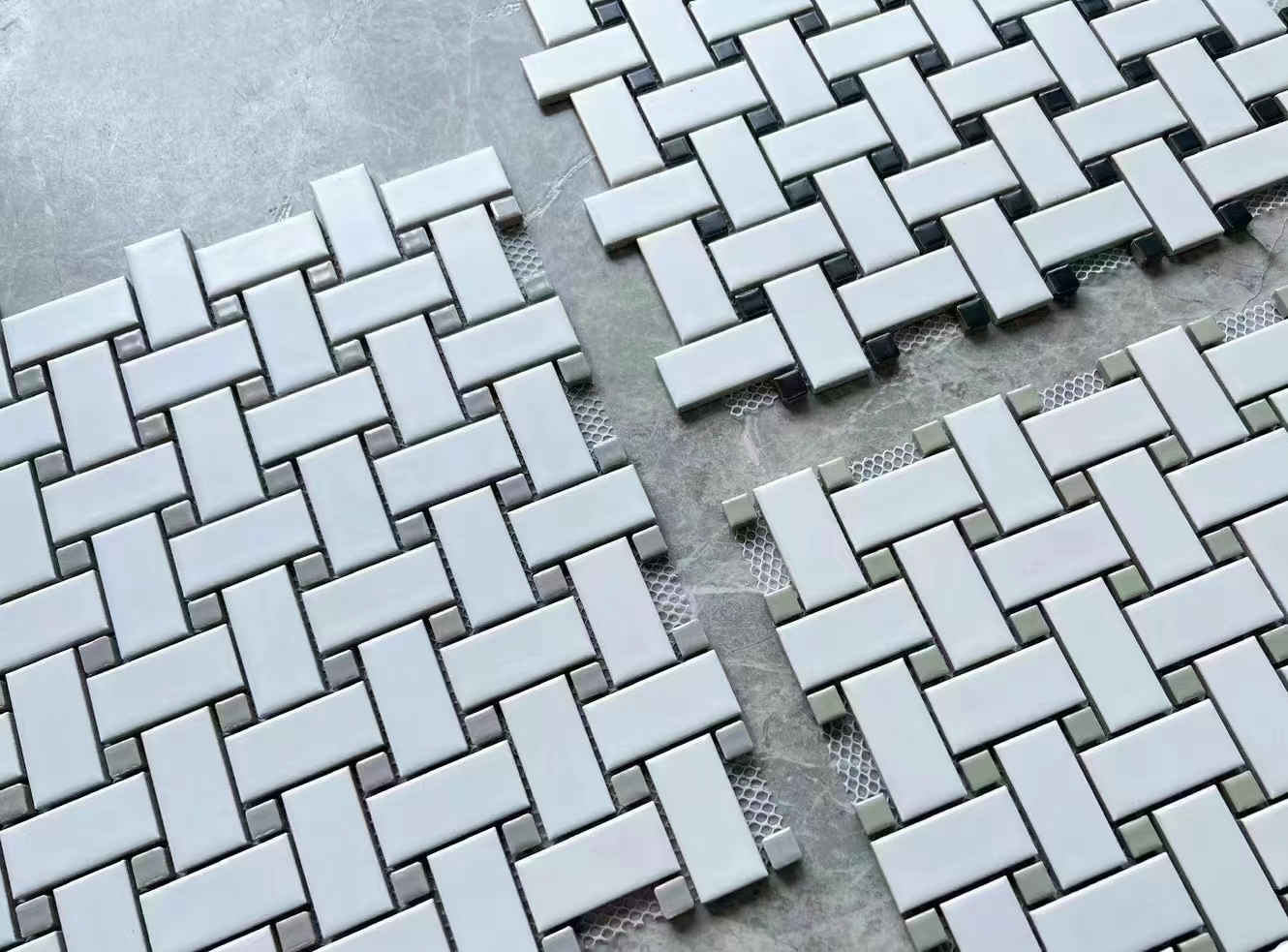 Patrón de mosaico roto de tejido de cesta de mármol blanco para azulejos de pared de baño 3