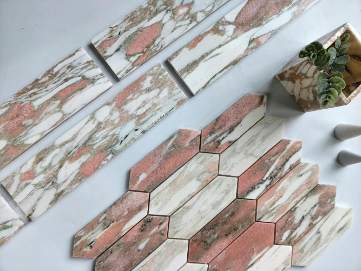Rechteckige Mosaikfliese aus norwegischem roten Marmorstreifen für die Gestaltung von Badezimmerrückwänden 1