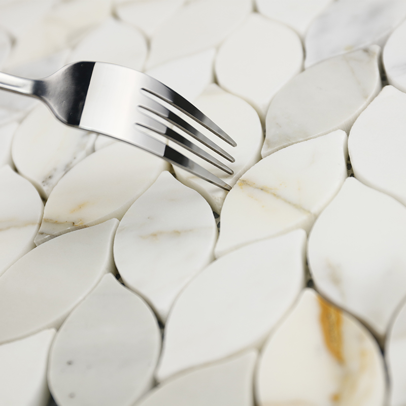 Motivo a mosaico con motivo foglia di marmo oro Calacatta per il design del paraspruzzi della cucina 4