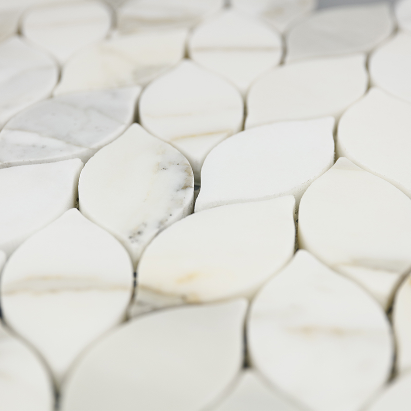Motivo a mosaico con motivo foglia di marmo oro Calacatta per il design del paraspruzzi della cucina 2