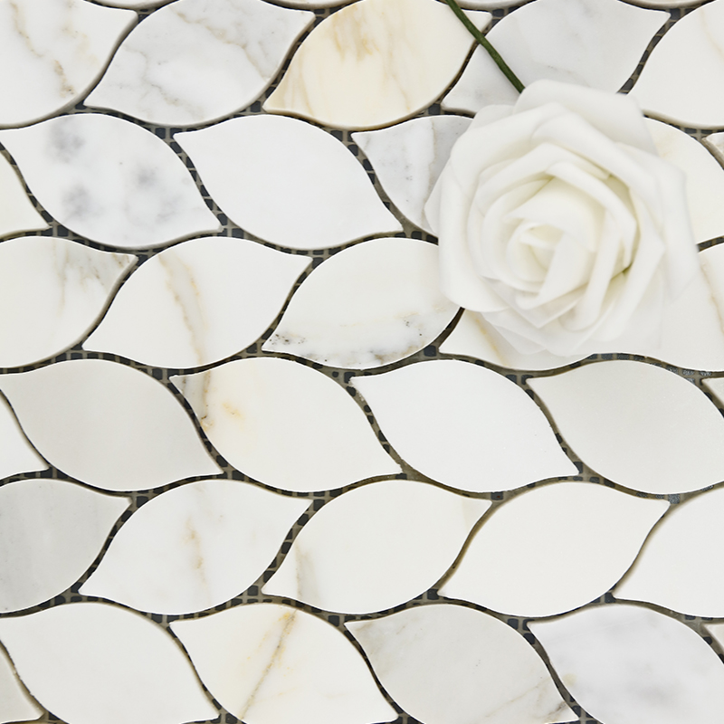 Motivo a mosaico con motivo foglia di marmo oro Calacatta per il design del paraspruzzi della cucina 1