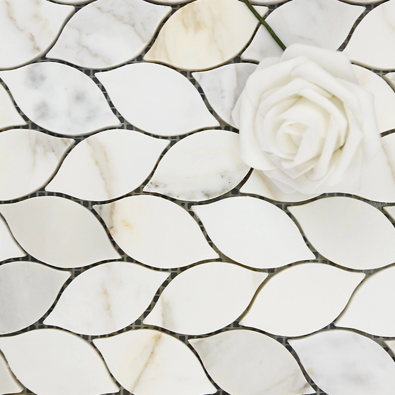 Patrón de mosaico con patrón de hojas de mármol dorado Calacatta para diseño de protector contra salpicaduras de cocina 1