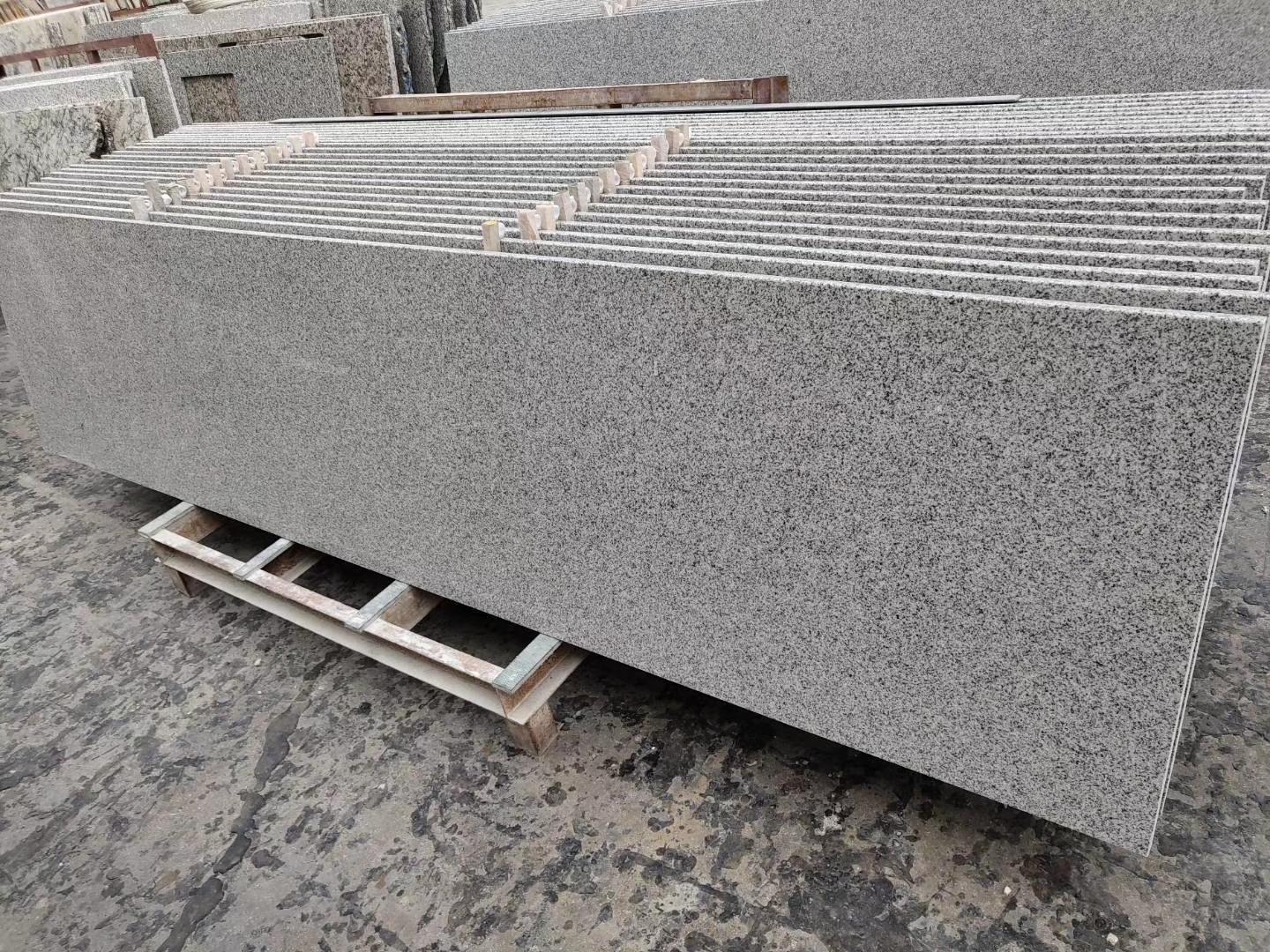 Arbeitsplatte aus chinesischem 603 sesamweißem Granit mit einem einzelnen rechteckigen Waschbecken zur Küchendekoration 4