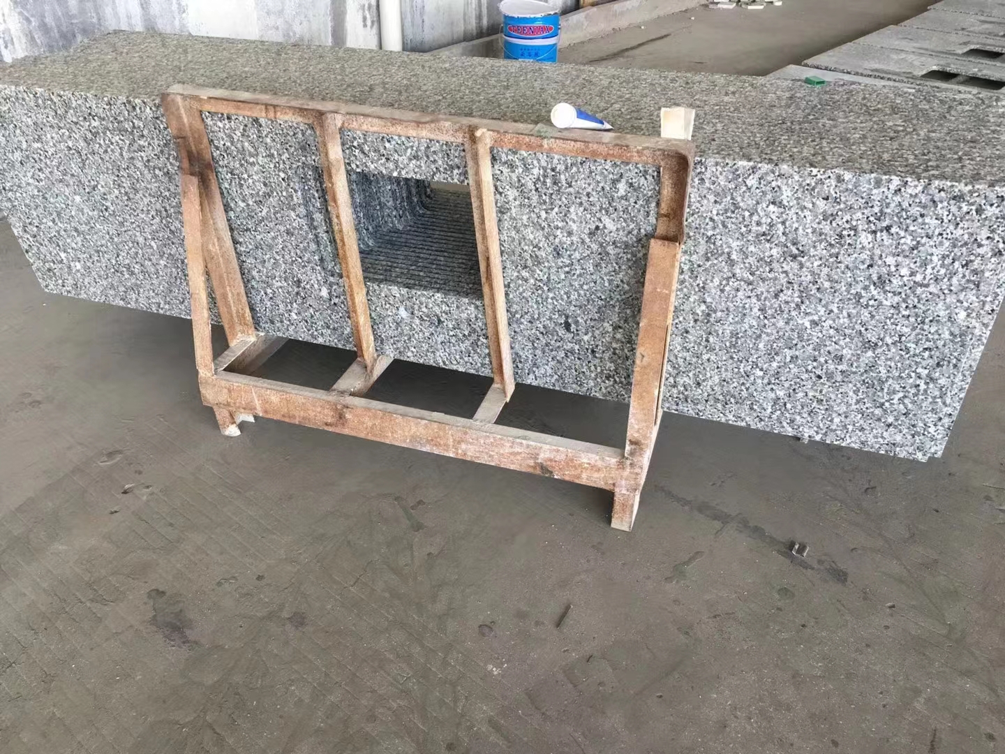 Arbeitsplatte aus weißem Granit mit einem einzelnen rechteckigen Waschbecken zur Küchendekoration 2