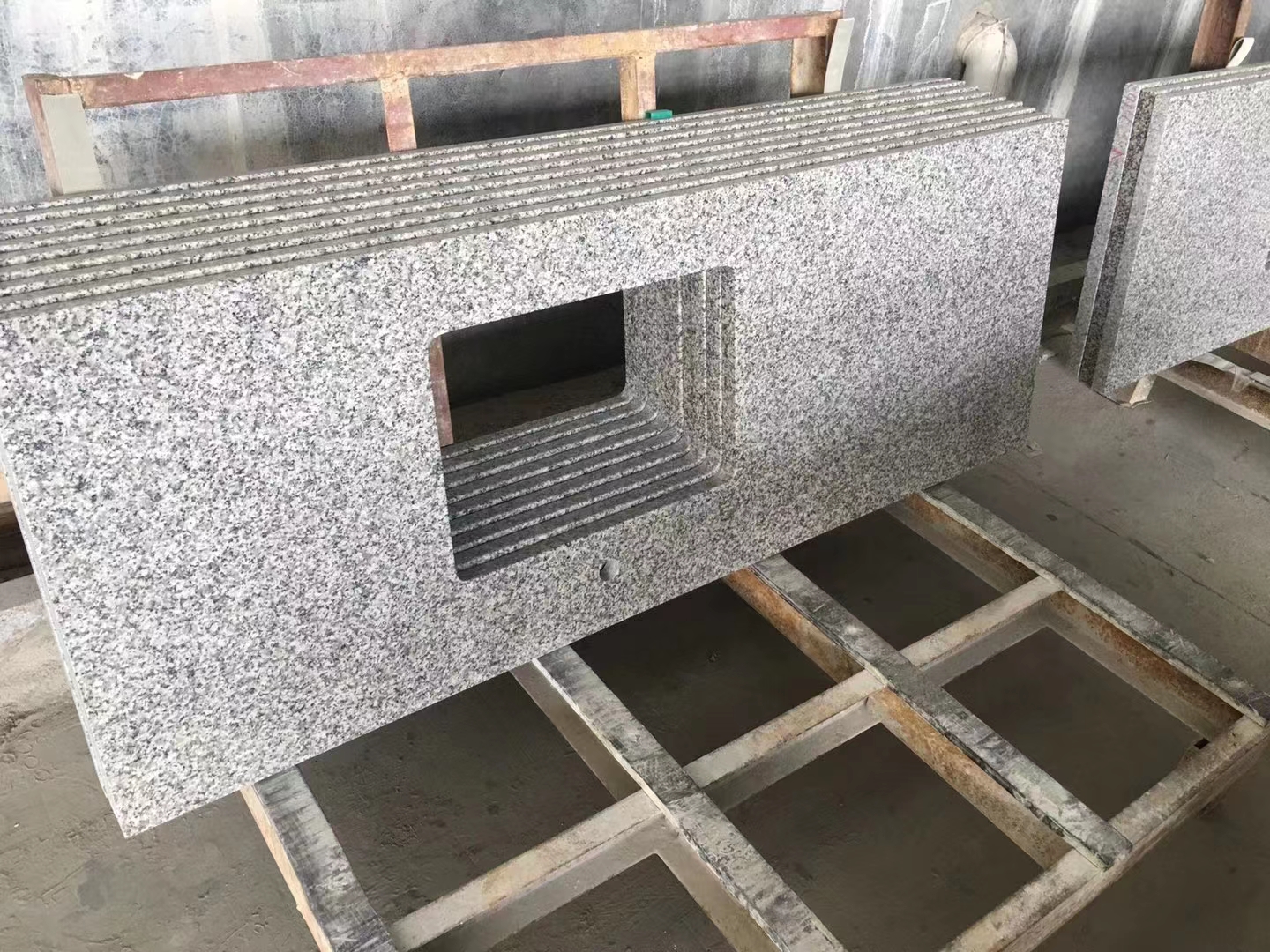 Arbeitsplatte aus weißem Granit mit einem einzelnen rechteckigen Waschbecken zur Küchendekoration 1