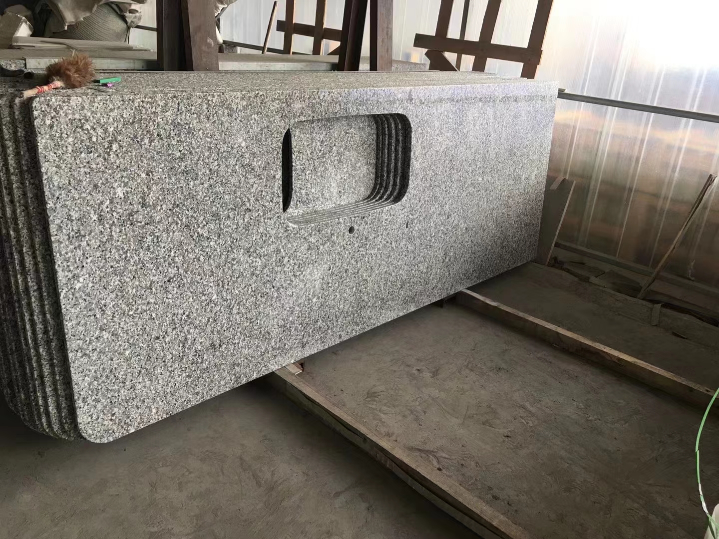 中国 G654 キッチンアイランド用バックスプラッシュ付き黒胡麻花崗岩カウンタートップ 3