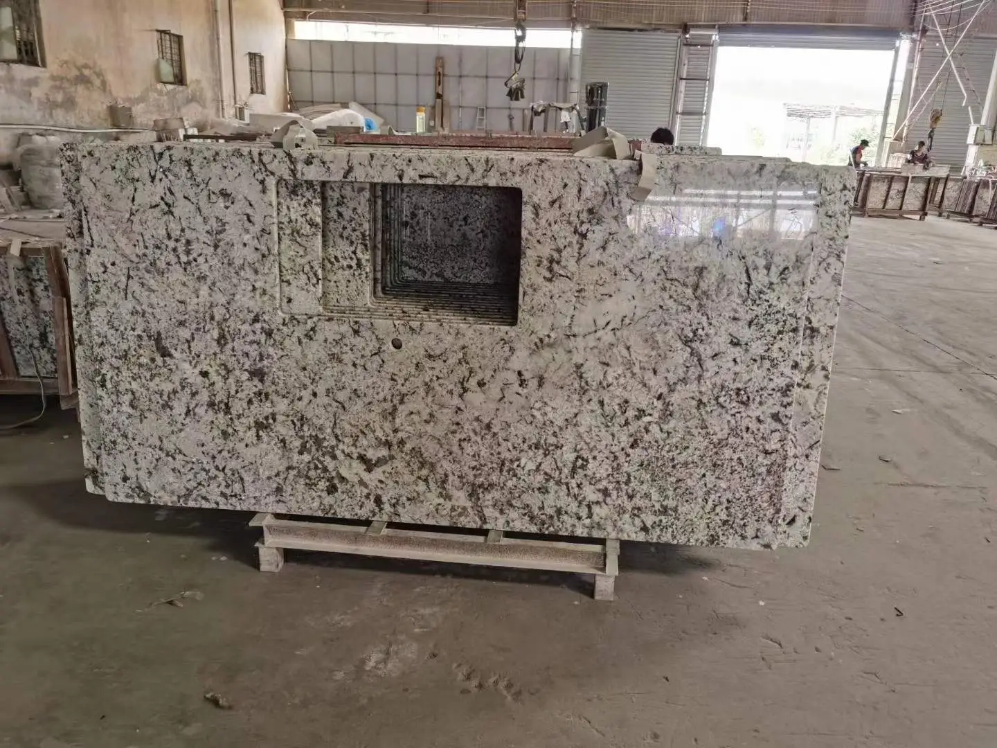Arbeitsplatte aus weißem Granit in India Champagne mit Einzelrechteckspüle für die Küchengestaltung 1