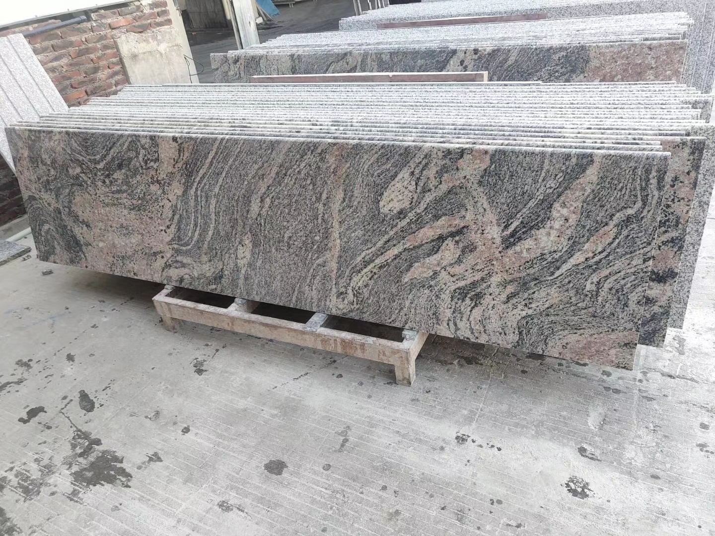 Mehrfarbige Arbeitsplatte aus rotem Granit mit Aufkantung, Indien, günstiger Stein für die Küchendekoration 3