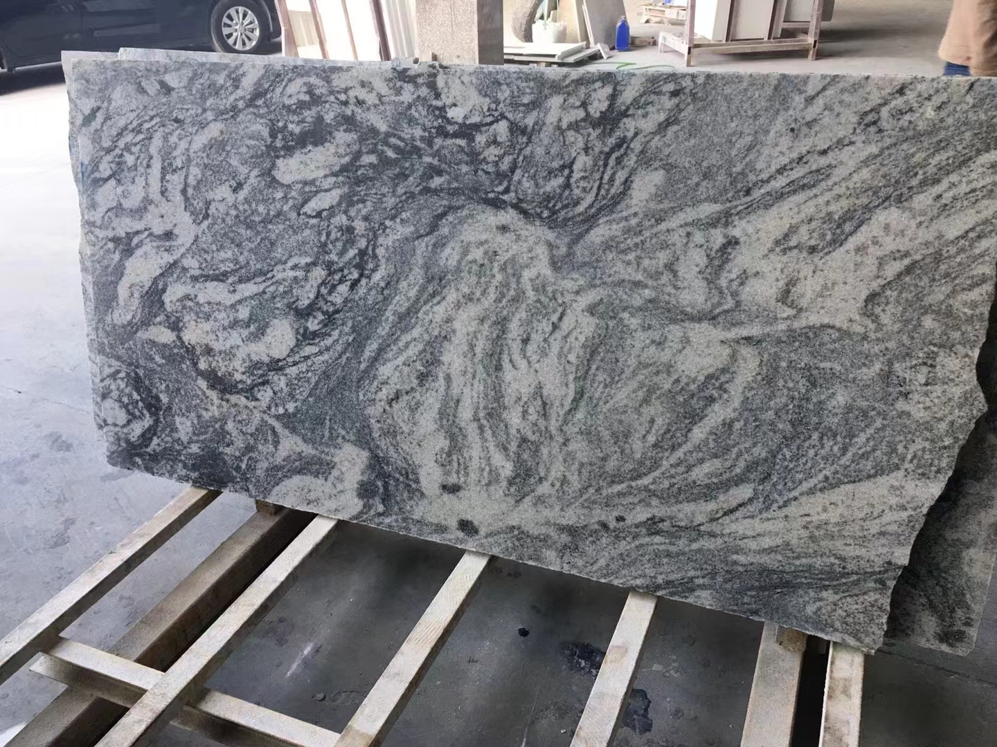 Mehrfarbige Arbeitsplatte aus rotem Granit mit Aufkantung, Indien, günstiger Stein für die Küchendekoration 2