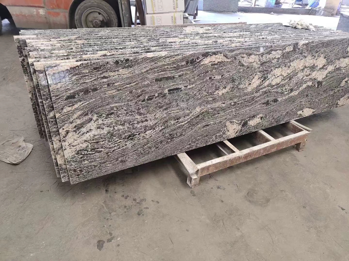 Mehrfarbige Arbeitsplatte aus rotem Granit mit Aufkantung, Indien, günstiger Stein für die Küchendekoration 1