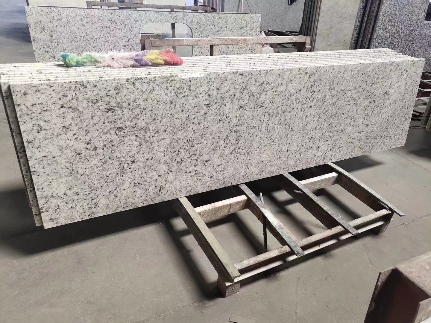 ブラジル白いローザ花崗岩の洗面化粧台トップ、キッチン装飾用の長方形のシンクが付いています 4