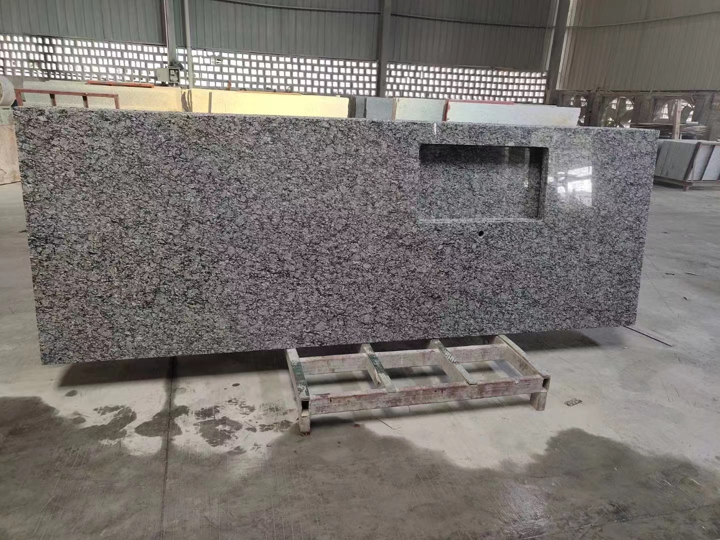 Weiße Granit-Waschtischplatte mit rechteckigem Waschbecken als Küchendekoration 3