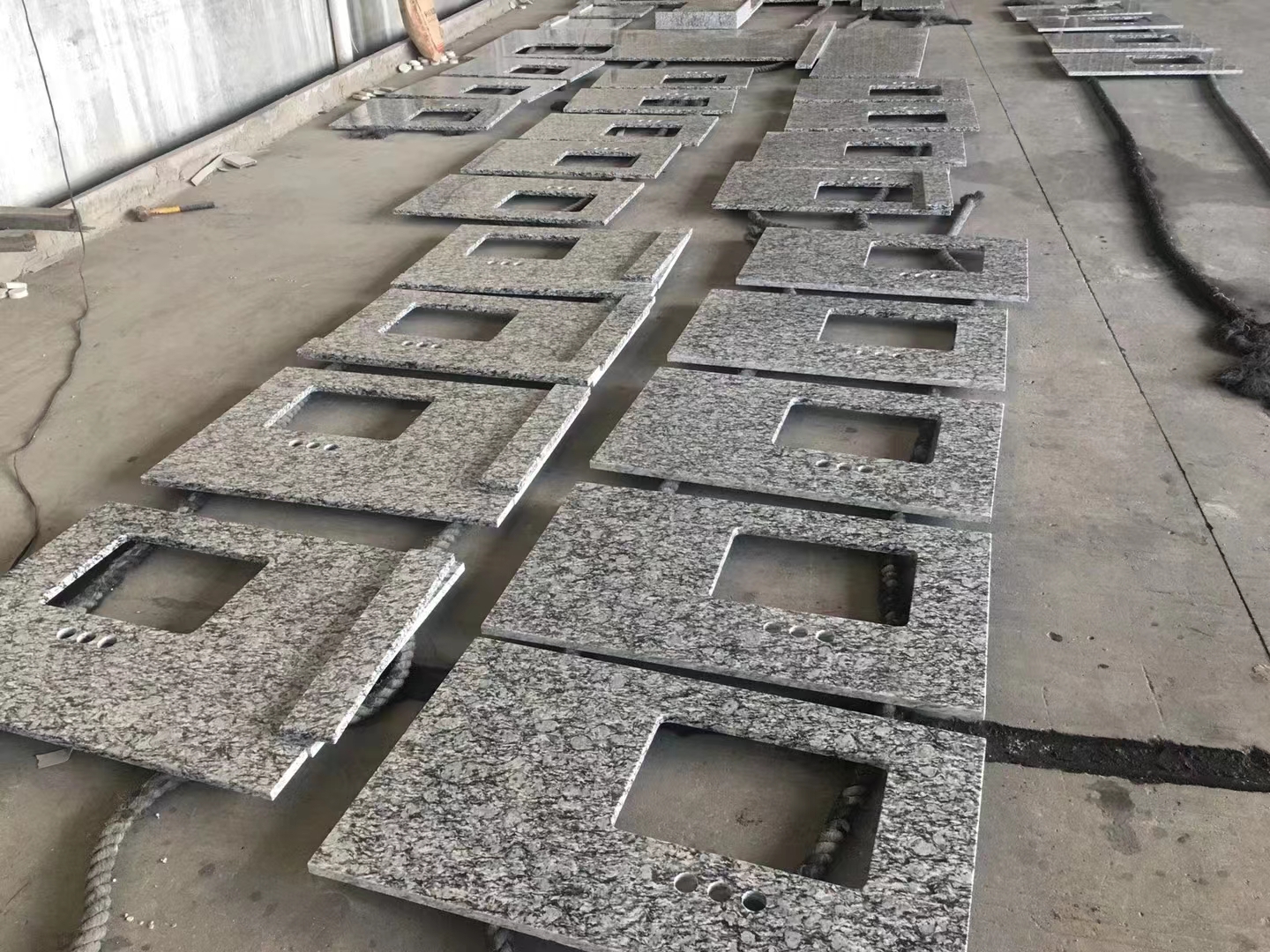 Weiße Granit-Waschtischplatte mit rechteckigem Waschbecken als Küchendekoration 4