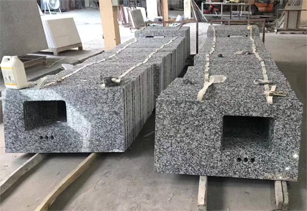 Weiße Granit-Waschtischplatte mit rechteckigem Waschbecken als Küchendekoration 2
