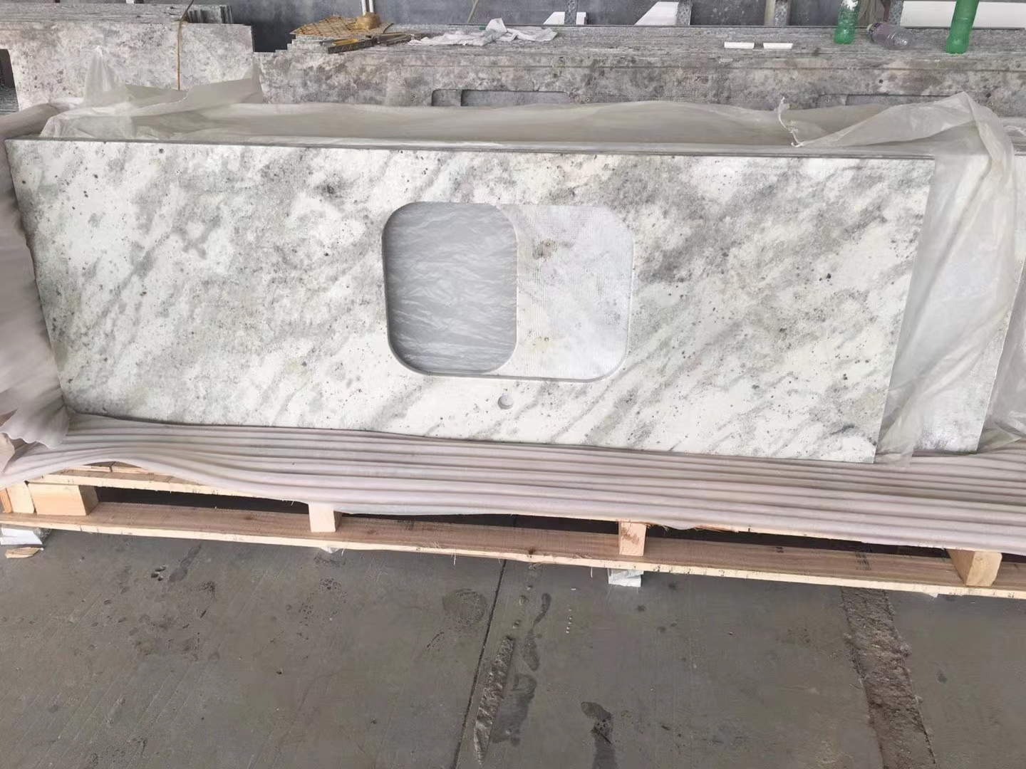 Bancada de granito branco com bolinhas roxas para decoração de cozinha 1