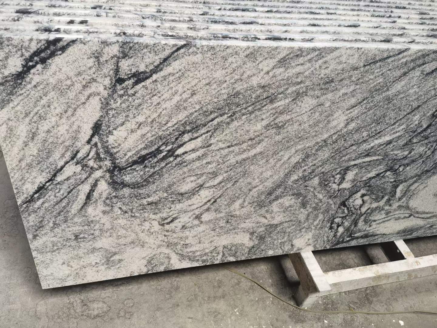 Diseño de baño con encimera de cocina de granito blanco viscont de India 1
