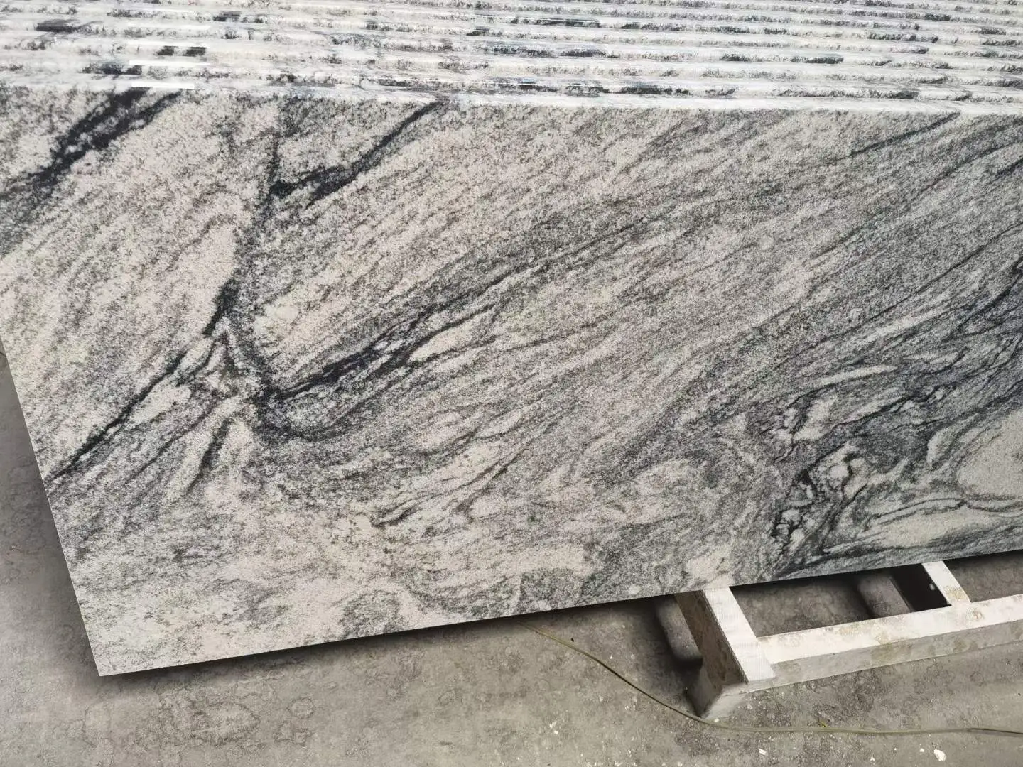 Design de banheiro de bancada de cozinha em granito branco Viscont da Índia 1