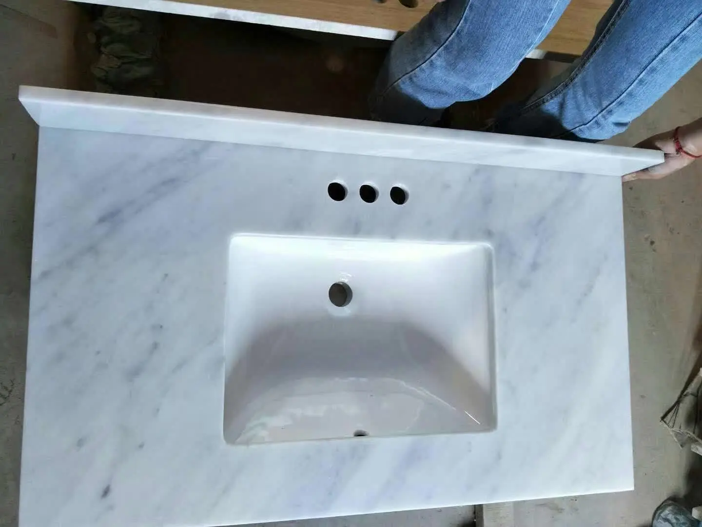 Piano lavabo in marmo bianco di Carrara con lavabo rettangolare per la decorazione del bagno 1