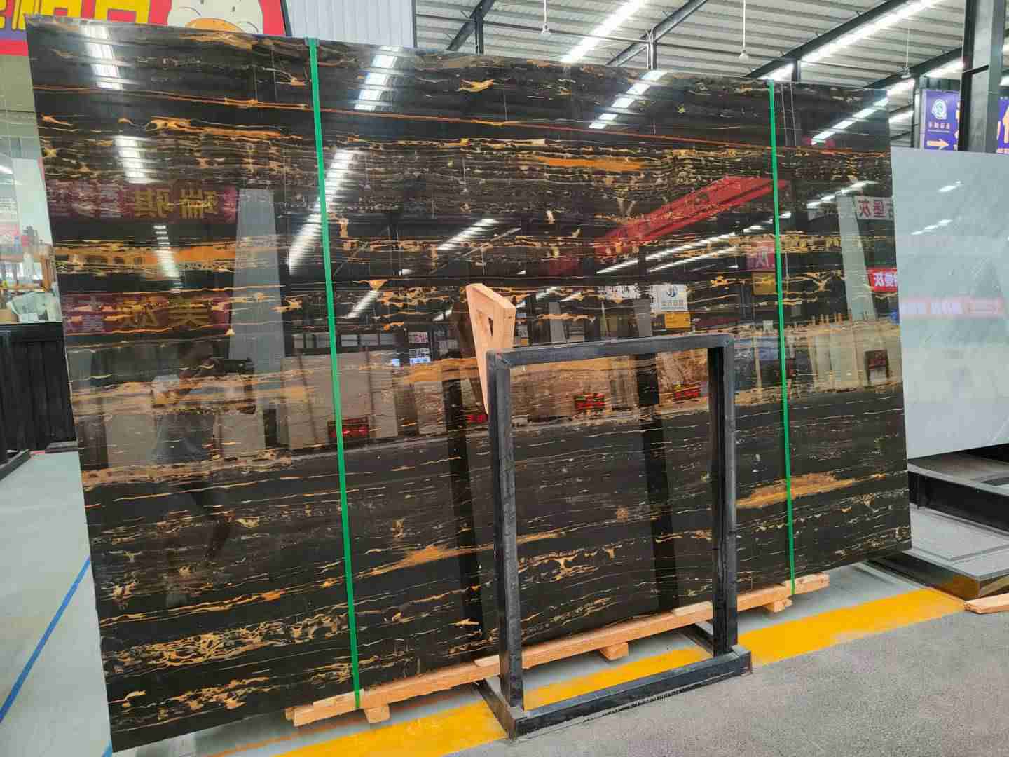 Полированная поверхность черной мраморной плиты Portoro для кухонного острова 2